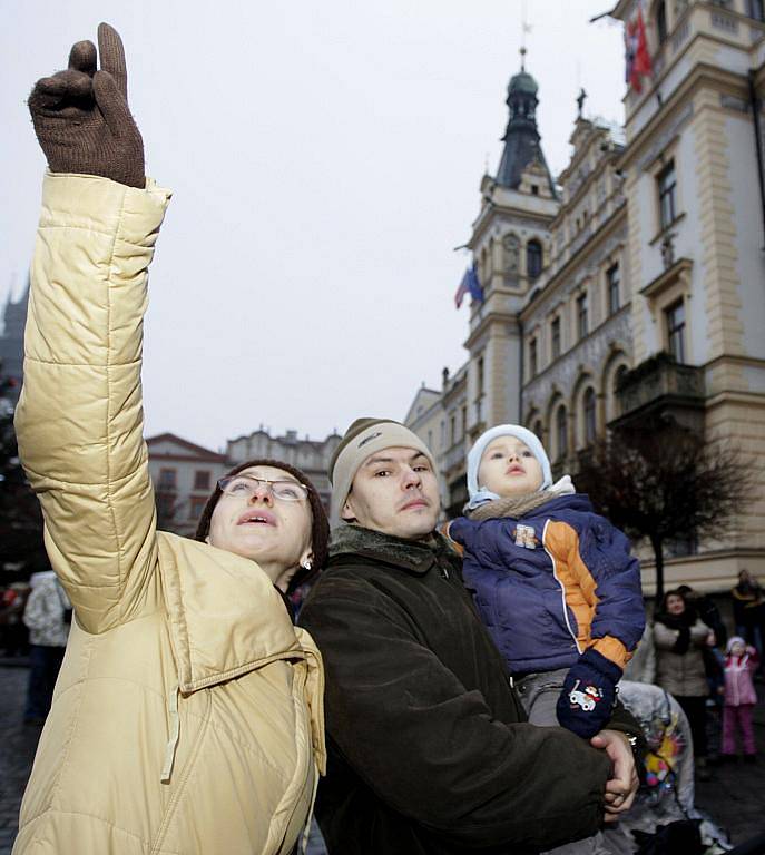 Na Pernštýnském náměstí se prvního ledna vypouštěla na baloncích novoroční přání.