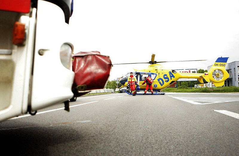 Tragická nehoda v Pardubicích na Hůrkách. Záchranáři bojovali o život posádky osobního vozu i motockylisty, kterého krátce předtím automobil srazil. Řidič osobního vozidla ale střet s autobusem nepřežil. 