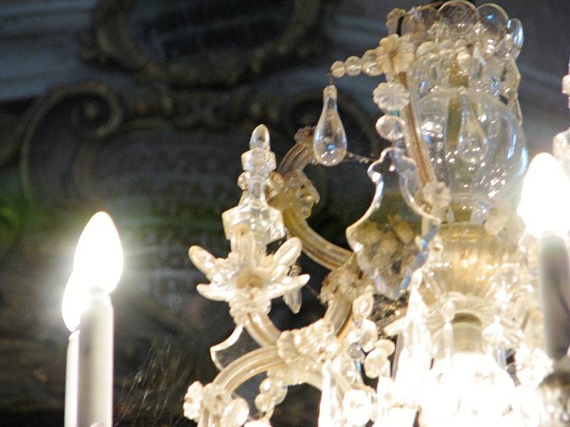Krásný lustr v kapli sv. Romedia v Cholticích.