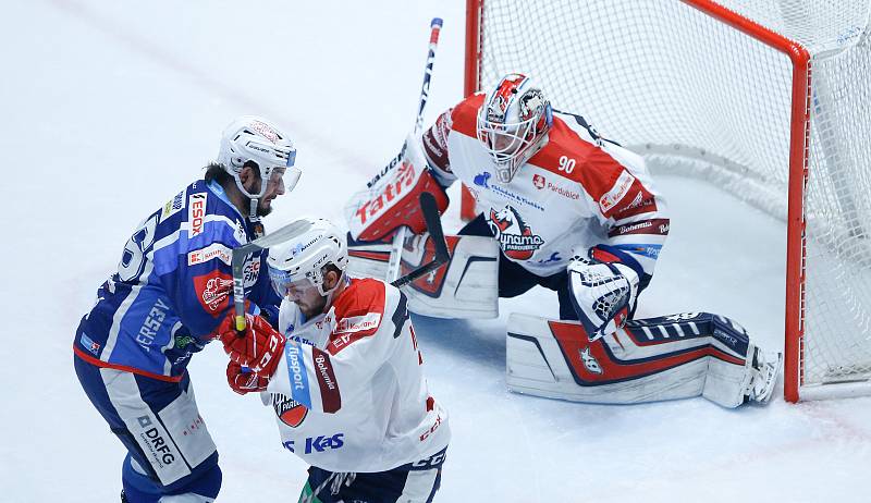 Hokejové utkání Tipsport extraligy v ledním hokeji mezi HC Dynamo Pardubice (v bíločerveném) a HC Kometa Brno (v modrém) v pardudubické enterie areně.