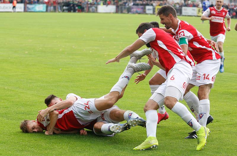 Utkání Fobalové národní ligy mezi FK Pardubice (ve červenobílém) a FC Slavoj Vyšehrad (v modrém) na hřišti pod Vinicí v Pardubicích.