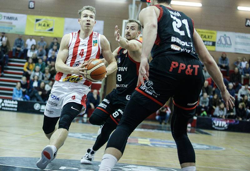 Basketbalové utkání Kooperativy NBL mezi BK JIP Pardubice (v červenobílém) a DEKSTONE Tuři Svitavy (v černozčerveném) v pardubické hale na Dašické.