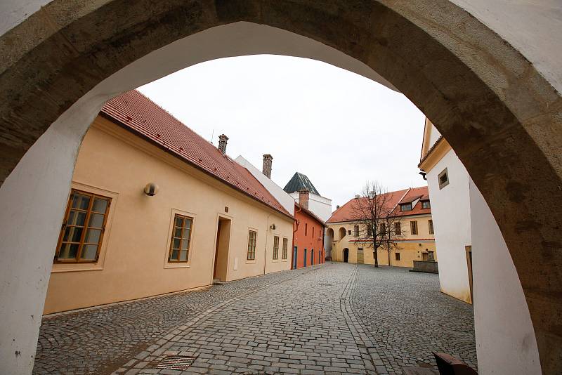 Historické budovy na pardubickém Příhrádku jsou dokončené. Stavbaři při rekonstrukci objevili mnoho překvapení – například jedno schodiště nebo velmi zachovalou černou kuchyni.