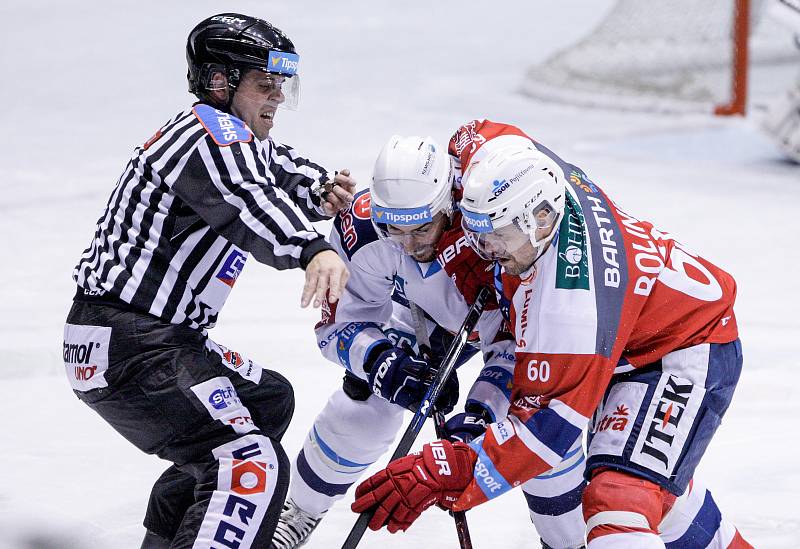 Duel Tipsport extraligy v ledním hokeji mezi HC Dynamo Pardubice (červenobílém) a HC Piráti Chomutov ( v bílemodrém)  v pardubické Tipsport areně.