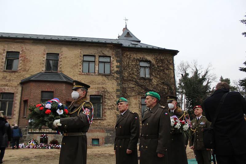 V areálu Larischovy vily v Pardubicích se uskutečnilo pietní setkání k uctění památky výsadkářů ze skupiny Silver A, ležácké tragédie a účastníků pardubického odboje.