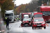 Řidič se nejprve srazil s kamionem. Když vystoupil, smetlo jej další auto.