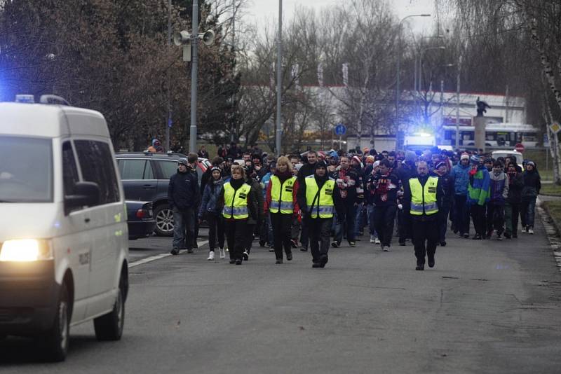 Hradečtí fanoušci vyrazili na stadion pěšky.