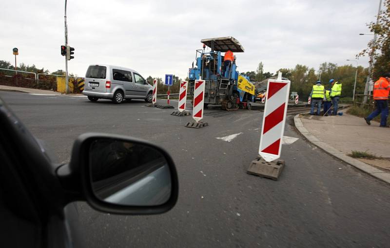 Na silnici se pracuje, přesto se podařilo zachovat alespoň jeden jízdní pruh, který dovoluje odbočit na Hradec i na Chrudim. 