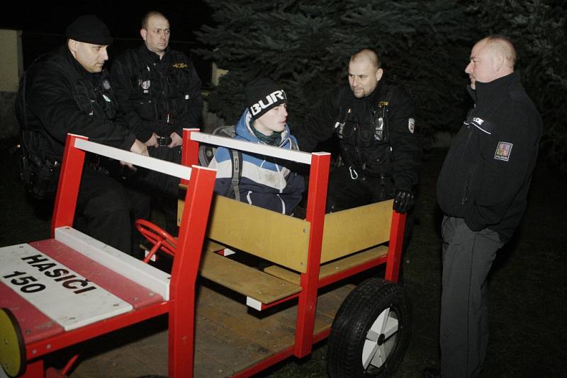 Pachatele strážníci předali státní policii. Ten den již podruhé.