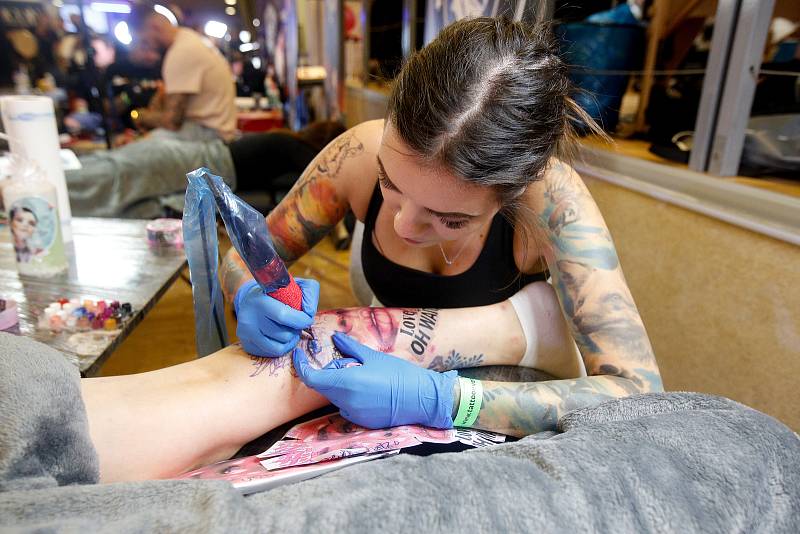 Tradiční festival tetování Tattoo Event se konal v prostorech Congress Centra v Atrium Paláci v Pardubicích, za účasti více než 35 českých i zahraničních umělců, kteří přímo na místě tetovali a zároveň soutěžili o to nejlepší dílo.