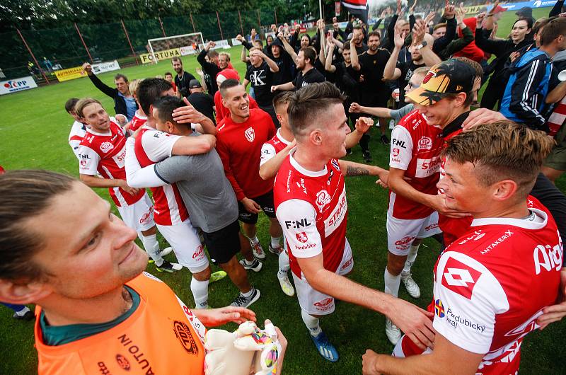 Oslavy titulu mistra Fobalové národní ligy týmu FK Pardubice na hřišti pod Vinicí v Pardubicích.