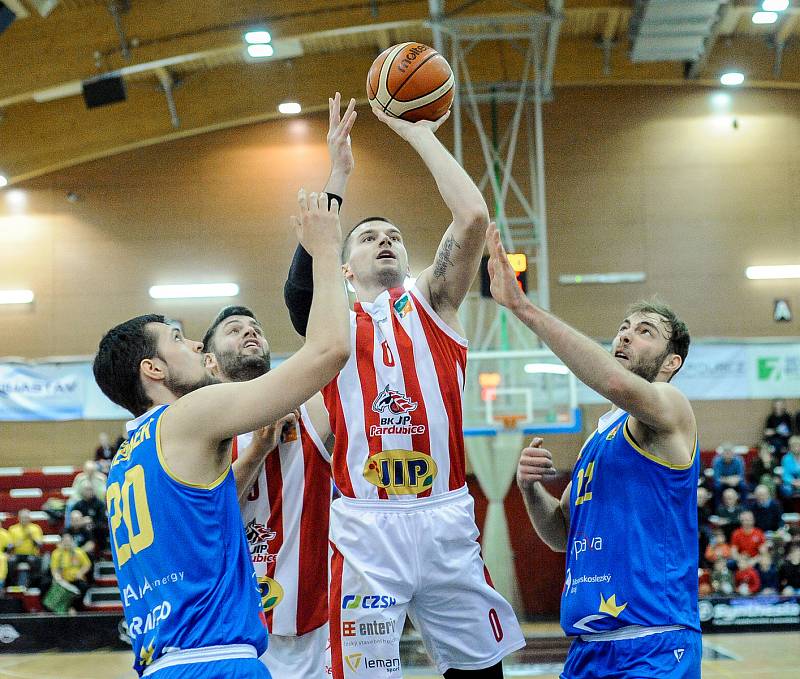 Basketbalové utkání Kooperativy NBL mezi BK JIP Pardubice (v červenobílém) a BK Opava (v modrém) v pardubické hale na Dašické.