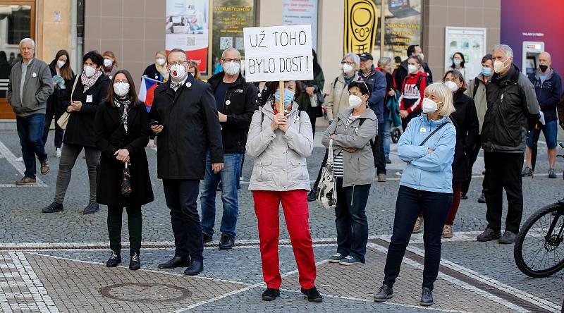 Čtvrteční demonstrace před Východočeským divadlem v Pardubicích