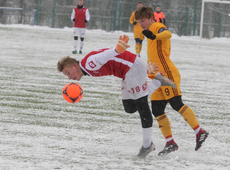 Přípravné utkání Fortuna národní ligy mezi FK Pardubice (ve červenobílém) a FK Dukla Praha U-21 (ve žlutém) na hřišti v Ohrazenicích v Pardubicích