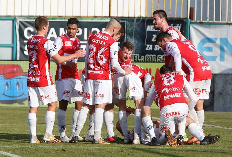 Fotbalové utkání Fortuna ligy mezi FK Pardubice (v červenobílém) a FC Baník Ostrava ( v modrém) na Městském stadionu Ďolíček v Praze.