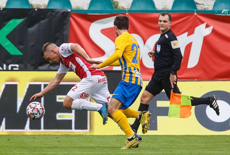 Fotbalové utkání Fortuna ligy mezi FK Pardubice (v červenobílém) a SFC Opava ( ve žlutomodrém) na Městském stadionu Ďolíček v Praze.