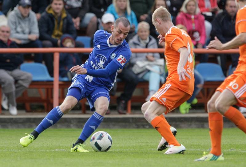 Utkání Mol cupu mezi TJ Sokol Živanice (v oranžovém) a SK Sigma Olomouc (v modrém) na hřišti v Živanicích.