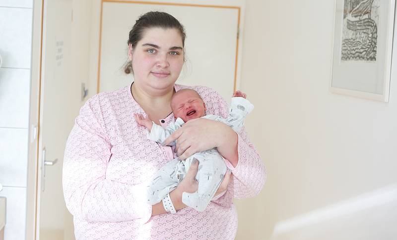 ANDĚLA TAMELOVÁ se narodila 28. ledna v 17 hodin a 9 minut. Vážila 3500 gramů a měřila 51 centimetrů. Maminku Adélu podpořil u porodu tatínek Petr. Na sourozence se těší patnáctiměsíční Tadeáš. Rodina bydlí v Rábech.