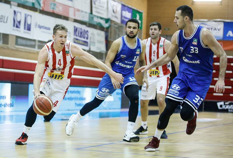 Kooperativa NBL: BK JIP Pardubice - USK Praha.