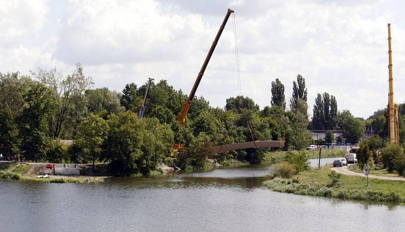 Nová lávka v parku Na Špici. Přes Chrudimku se bude za chvíli klenout v celé kráse.