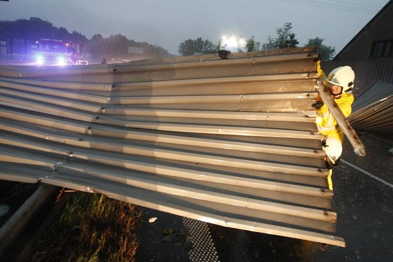 Vítr utrhl plechovou střechu skladu v Rosicích nad Labem a odnesl ji přes na silnici I/37. Plechy museli hasiči rozřezat a odstranit ze čtyř pruhů vozovky. 