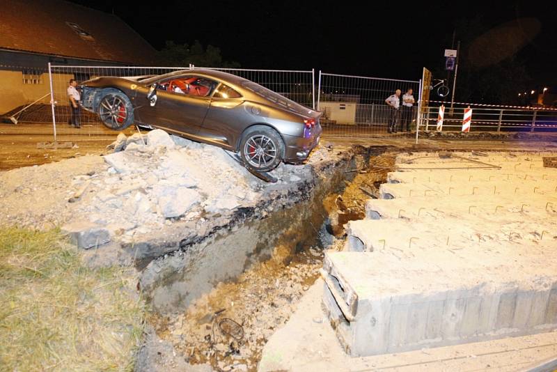 Havarované ferrari na mostě v Popkovicích skončilo na hromadě sutin z rekonstruovaného mostu. Řidič se dal na útěk...