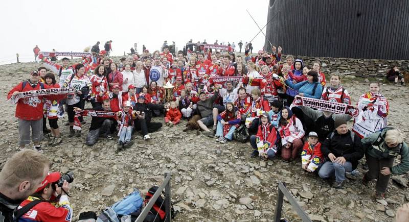 Pardubičtí hokejoví fans nesli na Sněžku mistrovský pohár 