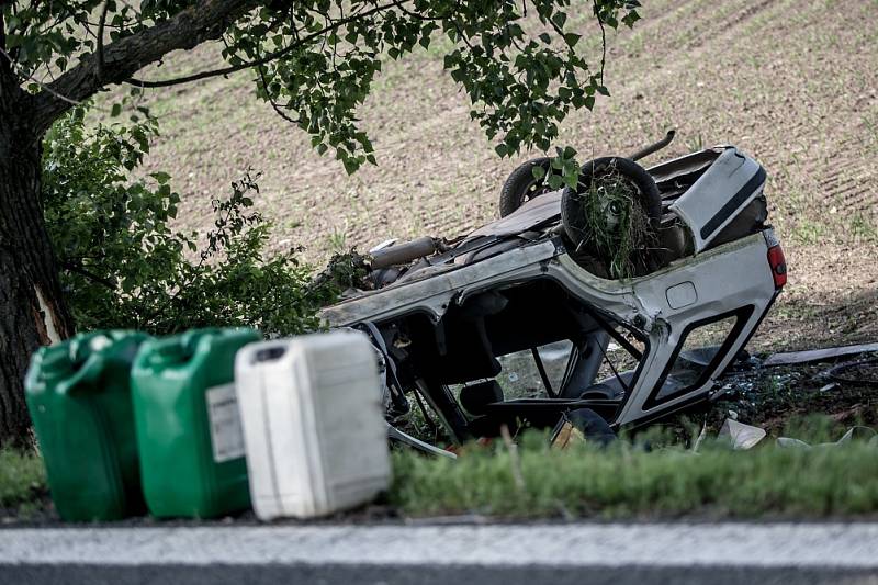 Úterní tragická dopravní nehoda u Chvojence. Řidič osobního vozu narazil do stromu, osudným se mu staly barely s naftou, které vezl.