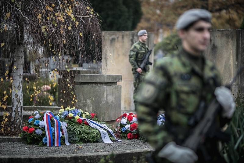 Připomínka Dne válečných veteránů na hřbitově v Pardubicích.