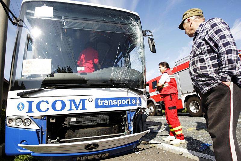 Srážka osobního vozidla s autobusem ve Chvojenci si vyžádala těžké zranění řidičky osobního vozu