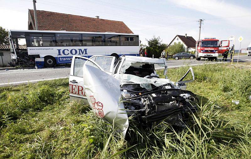 Srážka osobního vozidla s autobusem ve Chvojenci si vyžádala těžké zranění řidičky osobního vozu