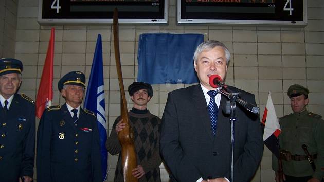 CEREMONIÁL POD VINDOBONOU. Primátor Jaroslav Deml při odhalování pamětní desky