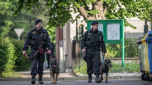 Pachatel loupežného přepadení v Pardubicích zranil ženu v krejčovství. Policisté jej na útěku z místa činu zadrželi.