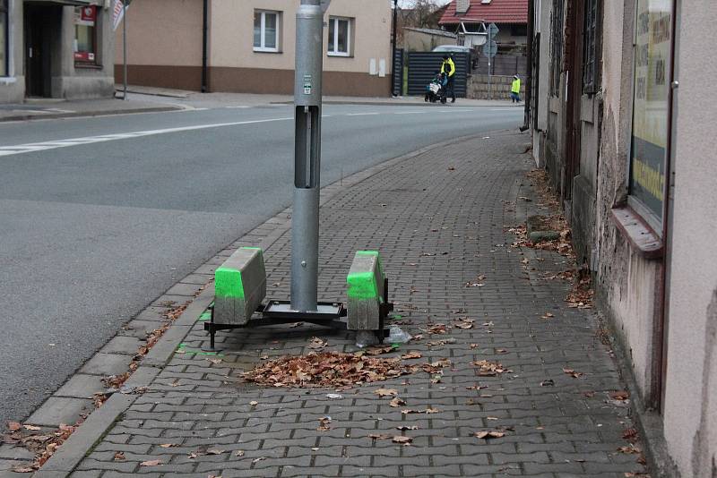 Ředitelství silnic a dálnic jim do města nainstalovalo alespoň nové semafory. Ty mají vyřešit dopravu na problematické křižovatce silnic vedoucích od Holic a Rokytna. Nyní fungují ve zkušebním provozu, oficiálně se mají spustit 15. prosince.