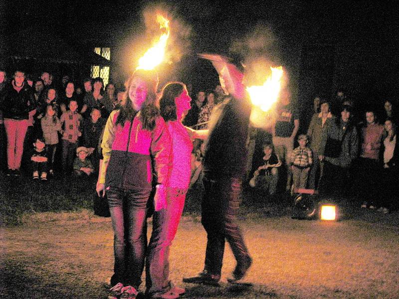 Ohnivá show při muzejní noci v Cholticích
