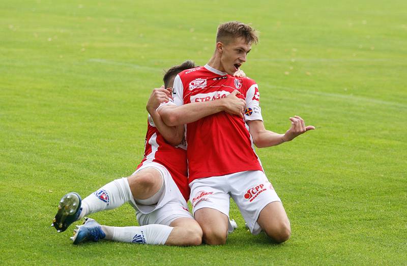 Utkání Fobalové národní ligy mezi FK Pardubice (ve červenobílém) a FC Slavoj Vyšehrad (v modrém) na hřišti pod Vinicí v Pardubicích.