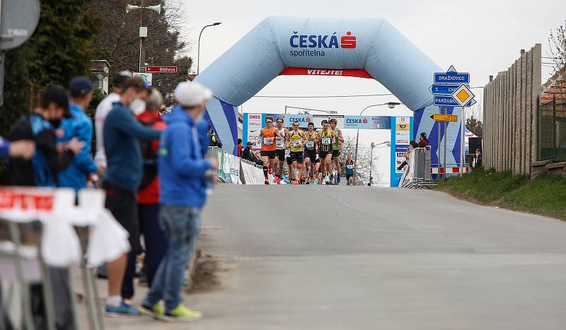 Mistrovství České republiky v půlmaratonu vyhráli Vít Pavlišta (číslo1) a Tereza Hrochová (číslo 11).