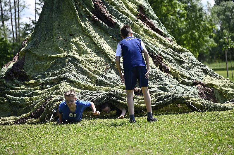 Trasa 4 km běhu byla zpestřena překážkami.