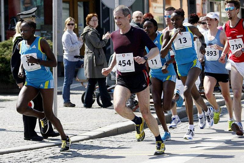 Na startu 4. ročníku Pardubického vinařského půlmaratonu bylo 1026 běžců. První příčky obsadili běžci z Keni.