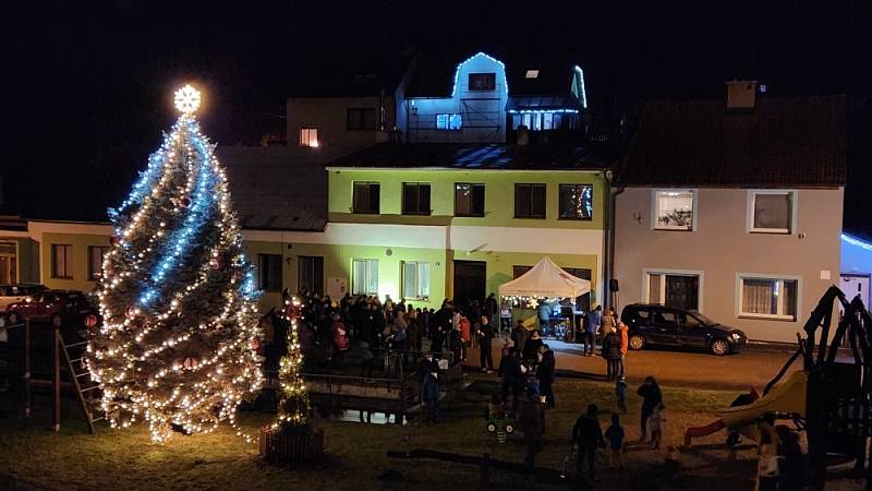 Černovír. Naše zpívání s deníkem zahájily děti místní MŠ v černovírské kapli. Za doprovodu zvonu jsme se přemístili na náves. U rozsvíceného stromu za hudebního doprovodu  jsme  zpívali koledy. Odměnou byl vánoční punč, svařák a pro děti čaj.