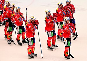 Pardubičtí hokejisté po zápase smutnili. V posledním utkání základní části prohráli na ledě Hradce Králové.