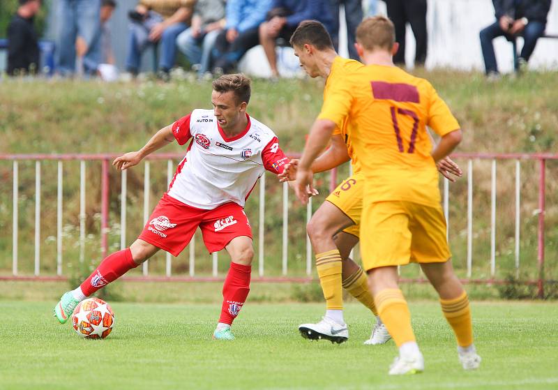 Fotbalová příprava: FK Pardubice (v červenobílém) a Dukla Praha B (ve žlutém) na hřišti Na Dolíčku.