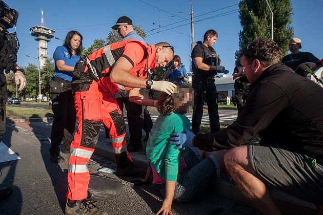 Řidič na Sukově třídě ve středu ráno zcela přehlédl ženu na přechodu a srazil ji.