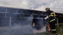 U Kostěnic v pátek ráno došlo k požáru fotovoltaické elektrárny.