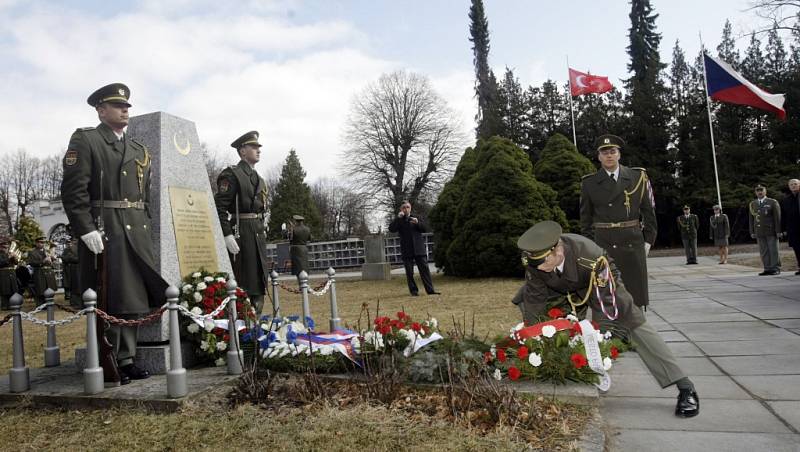 Zástupci tureckého velvyslanectví se sešli na pardubickém hřbitově k uctění památky 508 padlých tureckých vojáků, kteří bojovali v první světové válce na Rusko-rakouské frontě. 
