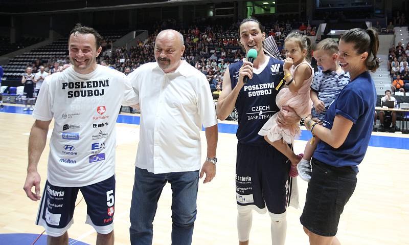 Poslední souboj basketbalových legend Jiřího Welsche a Luboše Bartoně v pardudubické ČSOB pojišťovna ARENĚ.