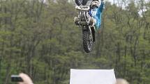 Freestyle motokrosař Filip Podmol přeskakoval slavnou překážku na dostihovém závodišti v Pardubicích. V rámci akce Barth Day předvedl divákům řadu svých triků.