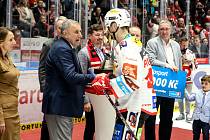 Slavnostní předání poháru Jaroslava Pouzara pro vítěze základní části Extraligy ledního hokeje poutkání Tipsport extraligy v ledním hokeji mezi HC Dynamo Pardubice (v bíločerveném) a HC Kometa Brno (v bílomodrém) v pardudubické enterie areně.