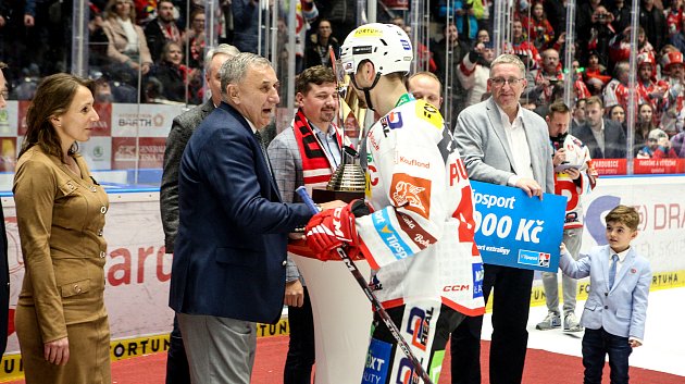 Slavnostní předání poháru Jaroslava Pouzara pro vítěze základní části Extraligy ledního hokeje poutkání Tipsport extraligy v ledním hokeji mezi HC Dynamo Pardubice (v bíločerveném) a HC Kometa Brno (v bílomodrém) v pardudubické enterie areně.