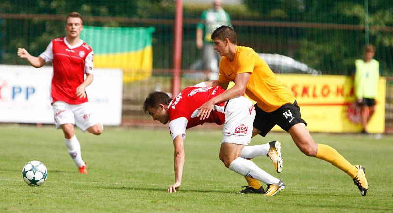 Utkání Fotbalové národní ligy mezi FK Pardubice (ve červenobílém) a FK Baník Sokolov (ve žlutočerném) na hřišti pod Vinicí v Pardubicích.